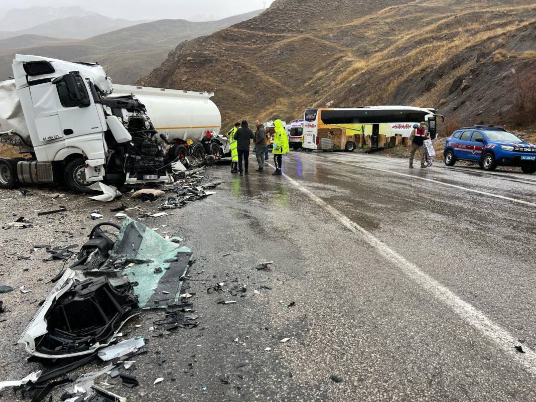 Tanker otobüsle çarpıştı! Ölü ve yaralılar var 6